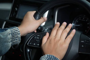 Araba kornasının ani sesi yayaları ürküttü ve dönüp baktılar.