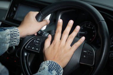 Araba kornasının ani sesi yayaları ürküttü ve dönüp baktılar.