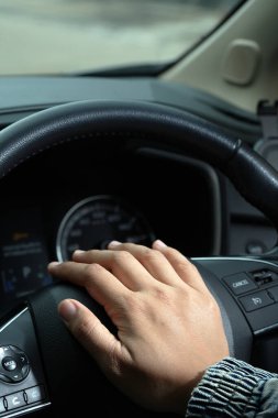 Araba kornasının ani sesi yayaları ürküttü ve dönüp baktılar.