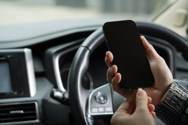 Cep telefonunun pilini arabada şarj et.