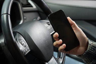 Sürücü arabadaki cep telefonunu kullanarak yönleri arıyor