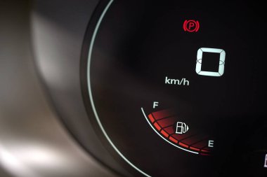 Benzin deposu dolu araba uzun bir yolculuğa hazır.