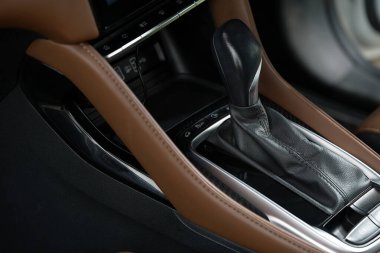 Sürücünün ihtiyaçlarına bağlı olarak vitesler hem elle hem de otomatik olarak kullanılabilir..