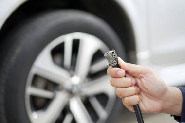 Seyahate çıkmadan önce yakıt tasarrufu için arabanızın lastiklerini şişirin..