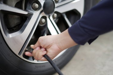 Seyahate çıkmadan önce yakıt tasarrufu için arabanızın lastiklerini şişirin..