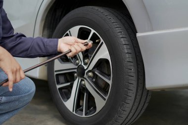 Seyahate çıkmadan önce yakıt tasarrufu için arabanızın lastiklerini şişirin..