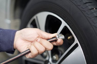 Seyahate çıkmadan önce yakıt tasarrufu için arabanızın lastiklerini şişirin..