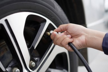 Seyahate çıkmadan önce yakıt tasarrufu için arabanızın lastiklerini şişirin..