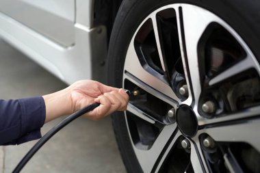 Seyahate çıkmadan önce yakıt tasarrufu için arabanızın lastiklerini şişirin..