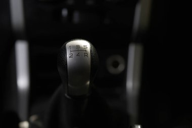 Sürücünün ihtiyaçlarına bağlı olarak vitesler hem elle hem de otomatik olarak kullanılabilir..