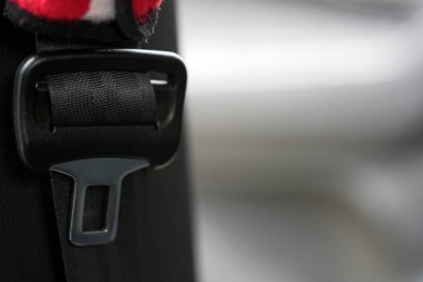 Emniyet kemeri takmak bir kazanın şiddetini azaltmada önemli bir faktördür.