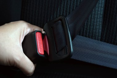 Emniyet kemeri takmak bir kazanın şiddetini azaltmada önemli bir faktördür..