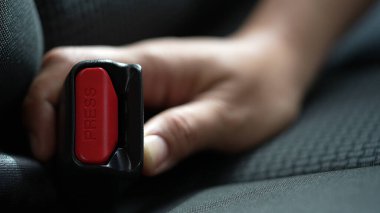 Emniyet kemeri takmak bir kazanın şiddetini azaltmada önemli bir faktördür..