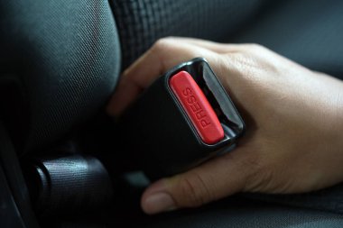 Emniyet kemeri takmak bir kazanın şiddetini azaltmada önemli bir faktördür..