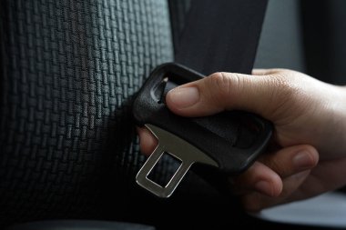 Emniyet kemeri takmak bir kazanın şiddetini azaltmada önemli bir faktördür..