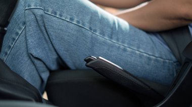 El freni, ayağını fren pedalına basmadan arabanı durdurmana yardımcı olur..