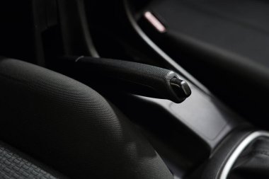 El freni, ayağını fren pedalına basmadan arabanı durdurmana yardımcı olur..