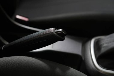 El freni, ayağını fren pedalına basmadan arabanı durdurmana yardımcı olur..