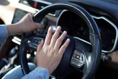 Araba kornasının ani sesi yayaları ürküttü ve dönüp baktılar.