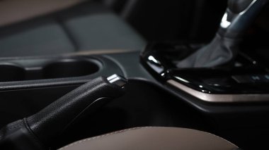 El freni, ayağını fren pedalına basmadan arabanı durdurmana yardımcı olur..