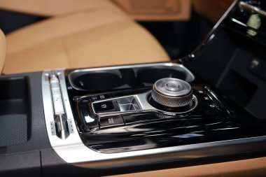 Sürücünün ihtiyaçlarına bağlı olarak vitesler hem elle hem de otomatik olarak kullanılabilir..