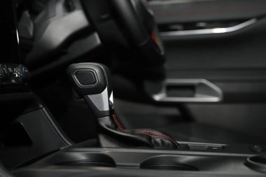 Sürücünün ihtiyaçlarına bağlı olarak vitesler hem elle hem de otomatik olarak kullanılabilir..