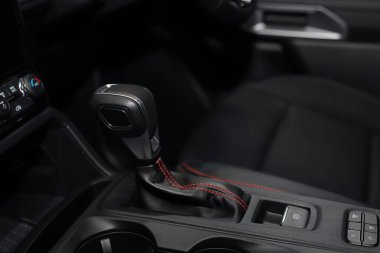 Sürücünün ihtiyaçlarına bağlı olarak vitesler hem elle hem de otomatik olarak kullanılabilir..