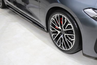 Disk frenleri olan yeni güzel tekerlekler