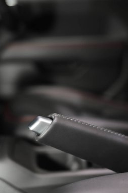 El freni, ayağını fren pedalına basmadan arabanı durdurmana yardımcı olur..