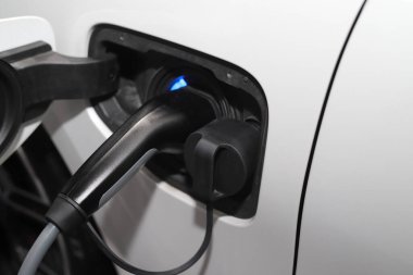 Elektrik prizi EV 'yi şarj ediyor.