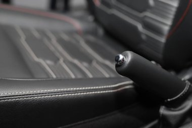 El freni, ayağını fren pedalına basmadan arabanı durdurmana yardımcı olur.