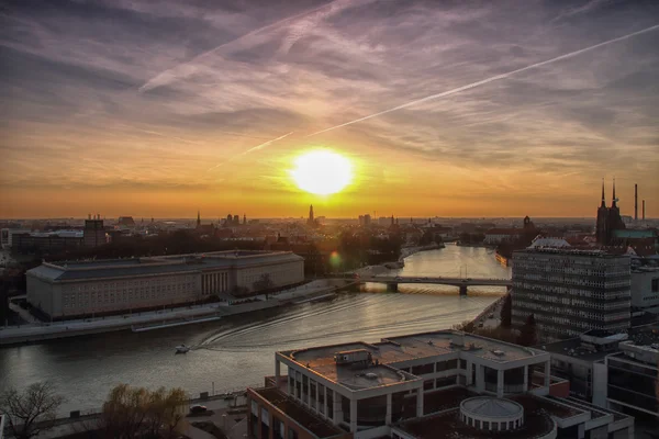 WROCLAW, POLOGNE - 02 AVRIL 2016 : Vue aérienne de Wroclaw. Skyline de la ville, Églises sur l'île d'Ostrow Tumski au-dessus de la rivière Odra lors d'un magnifique coucher de soleil, 02 avril 2016 à Wroclaw, Pologne . — Photo