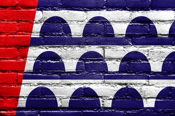 Флаг Де-Мойна, Айова, расписанный на кирпичной стене
