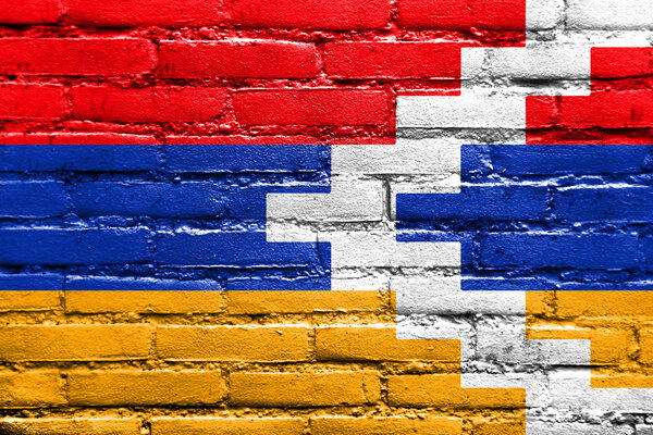 Флаг Нагорного Карабаха, раскрашенный на кирпичной стене
