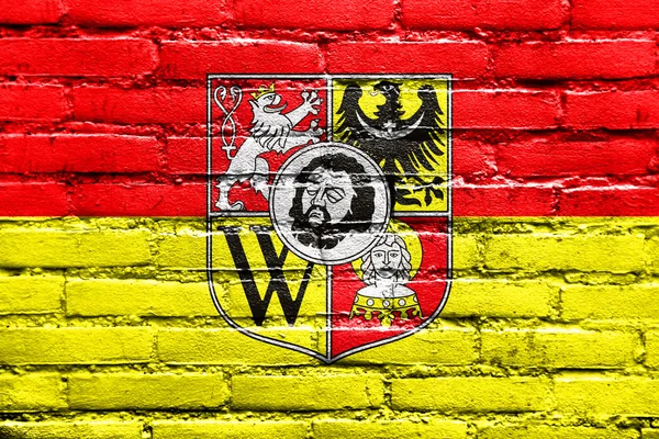 Bandera de Wroclaw, Polonia, con Escudo de Armas, pintado en wal de ladrillo — Foto de Stock