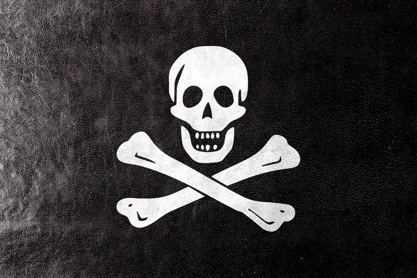 O tradicional Jolly Roger da pirataria Bandeira, pintado sobre textura de couro — Fotografia de Stock