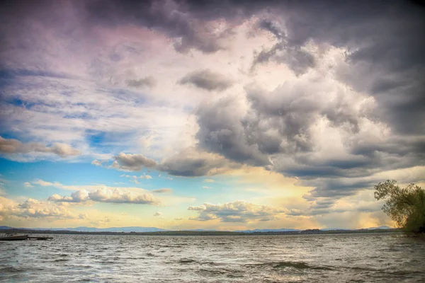 Mooie zomerse landschap met bewolkte hemel en natuurlijke meer in Polen. HDR-afbeelding — Stockfoto