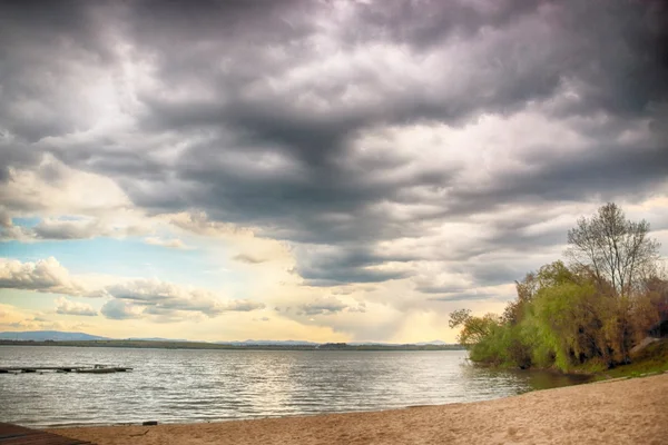 Прекрасний літній краєвид з хмарного неба і природним озером в Польщі. HDR-зображення — стокове фото