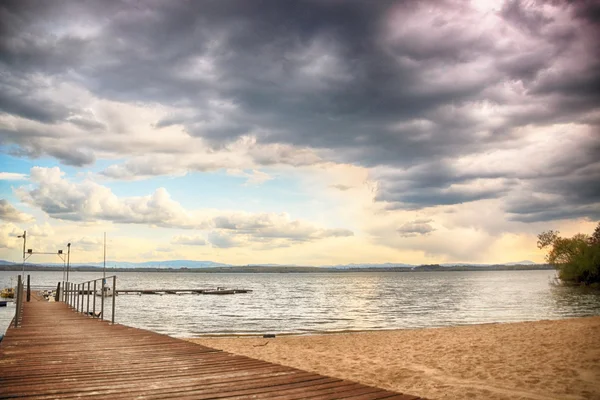 Mooie zomerse landschap met bewolkte hemel en natuurlijke meer in Polen. HDR-afbeelding — Stockfoto