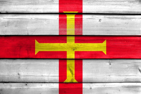 Vlag van Guernsey, geschilderd op oude houten plank achtergrond — Stockfoto