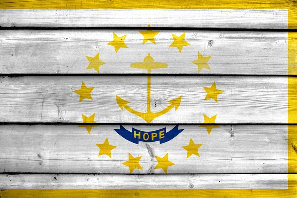 Vlag van Rhode Island, geschilderd op oude houten plank achtergrond — Stockfoto