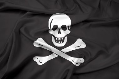 Geleneksel Jolly Roger korsanlık bayrak sallayarak