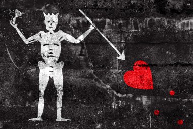 Karasakal Korsan Bayrağı, kirli duvara boyanmış. Vintage ve eski bir görünüm.