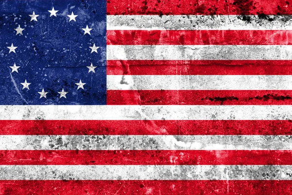 Betsy Ross Flag, kirli duvara boyanmış. Vintage ve eski bir görünüm. — Stok fotoğraf