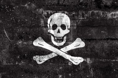 Korsan bayrağı, geleneksel Jolly Roger kirli duvara boyalı. Vintage ve eski bakmak.