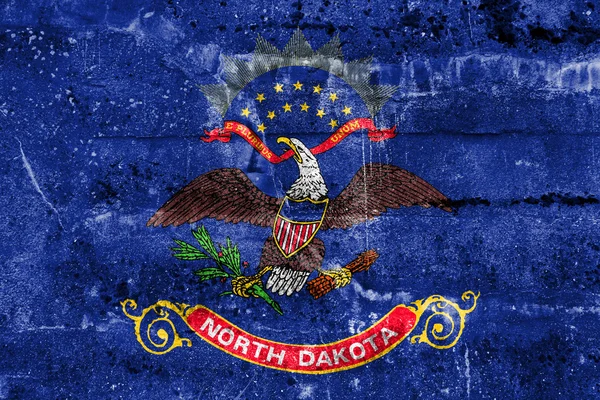 Flagge des Bundesstaates North Dakota, an schmutzige Wand gemalt. — Stockfoto