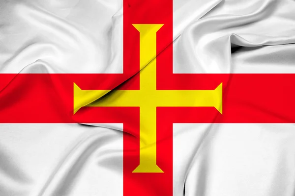 Flagge von Guernsey schwenkend — Stockfoto