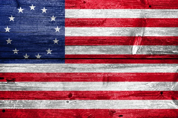 Betsy Ross flagga, målade på gammal trä planka bakgrund — Stockfoto