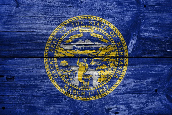 国旗的内布拉斯加州，涂在旧木板背景 — 图库照片