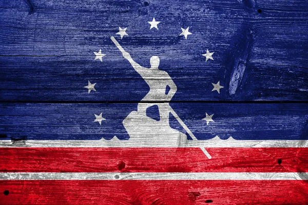 Флаг Ричмонда, штат Вирджиния, раскрашен на старом деревянном фоне — стоковое фото